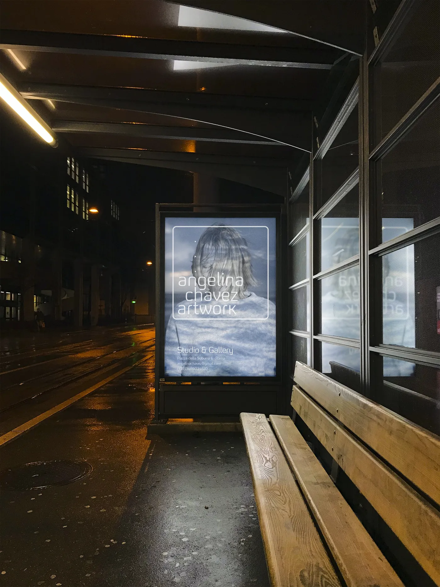 Konzept, nicht umgesetzt: Plakat mit einer Fotografie an einer Bushaltestelle bei Nacht