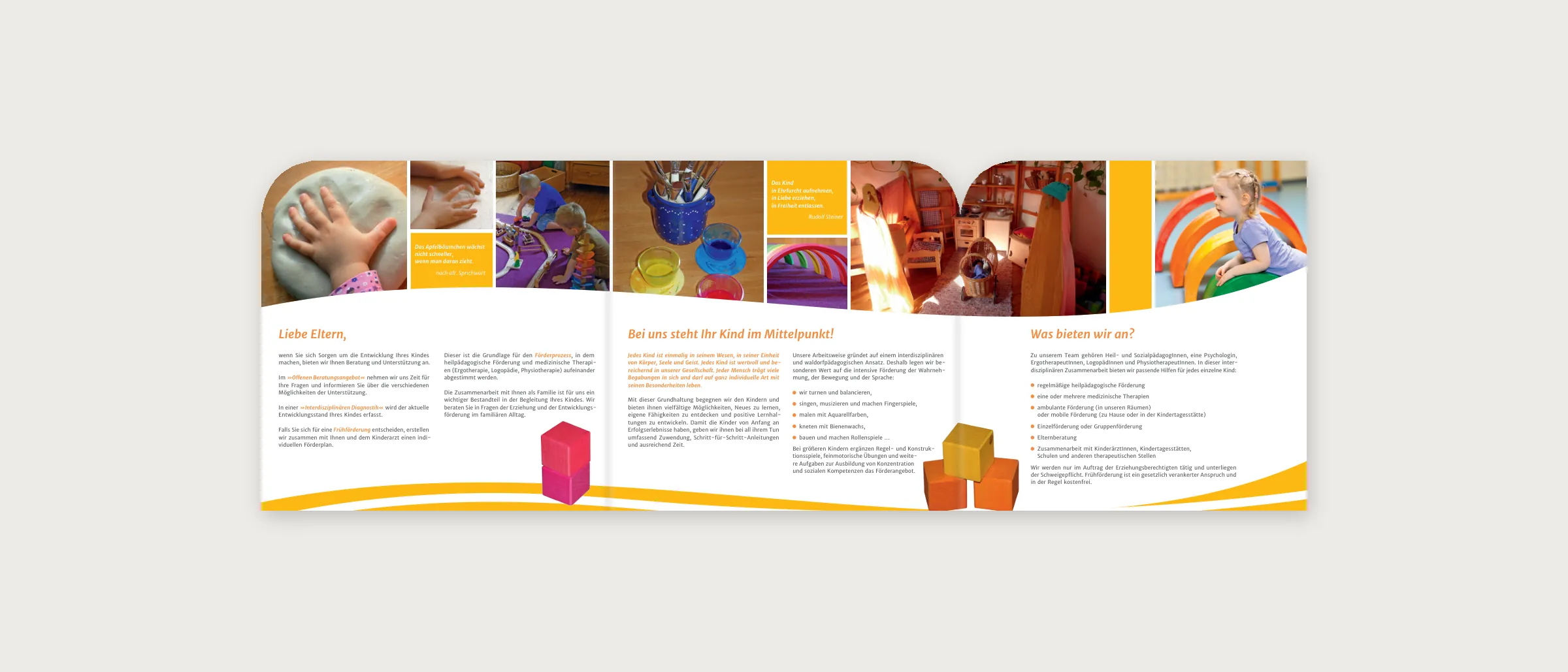 Flyer Frühförderung aufgeklappt: drei Innenseiten mit Fotos aus der Förderung und Text