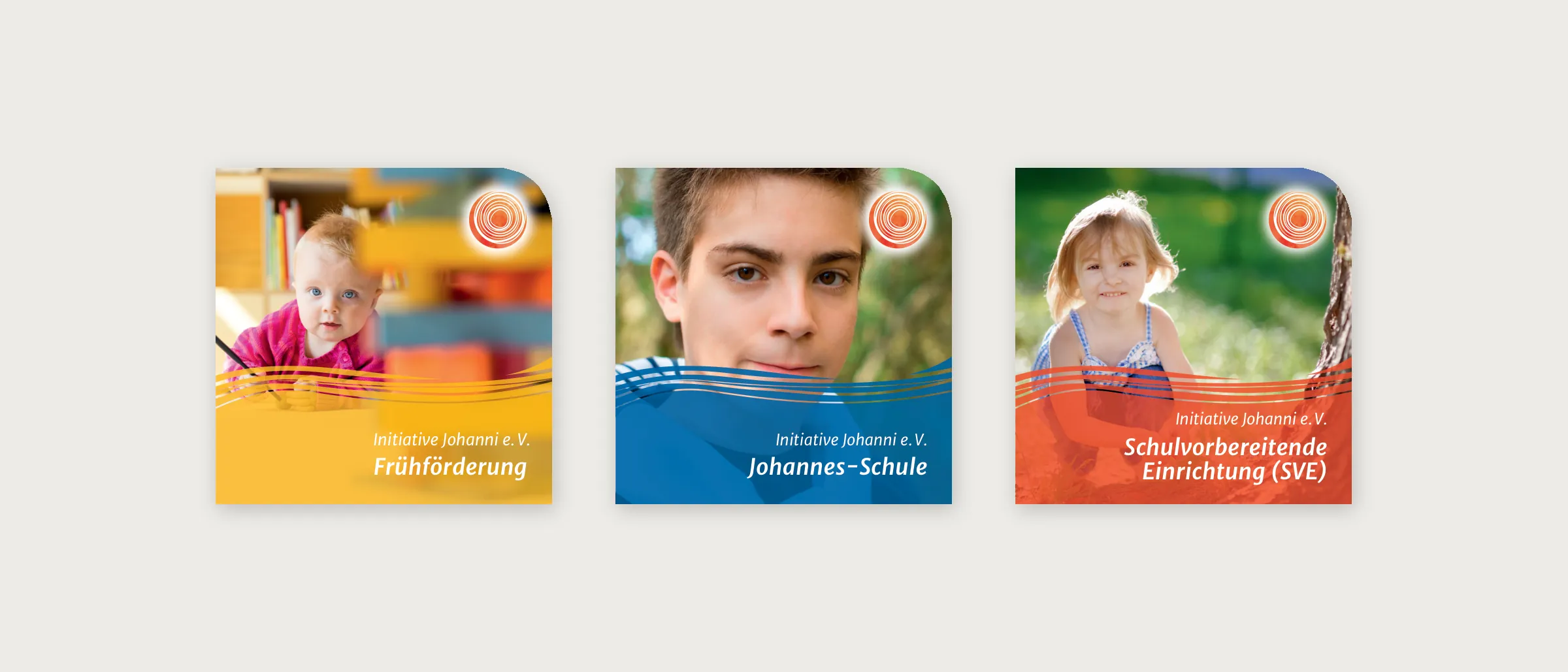 Die Titelseiten der drei Flyer: Frühförderung in Gelb, Johannes-Schule in Blau, Schulvorbereitende Einrichtung in Rot