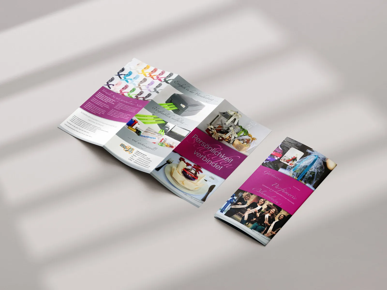 Flyer zum Schleifendrucker, aufgefaltet, in Magenta und Weiß