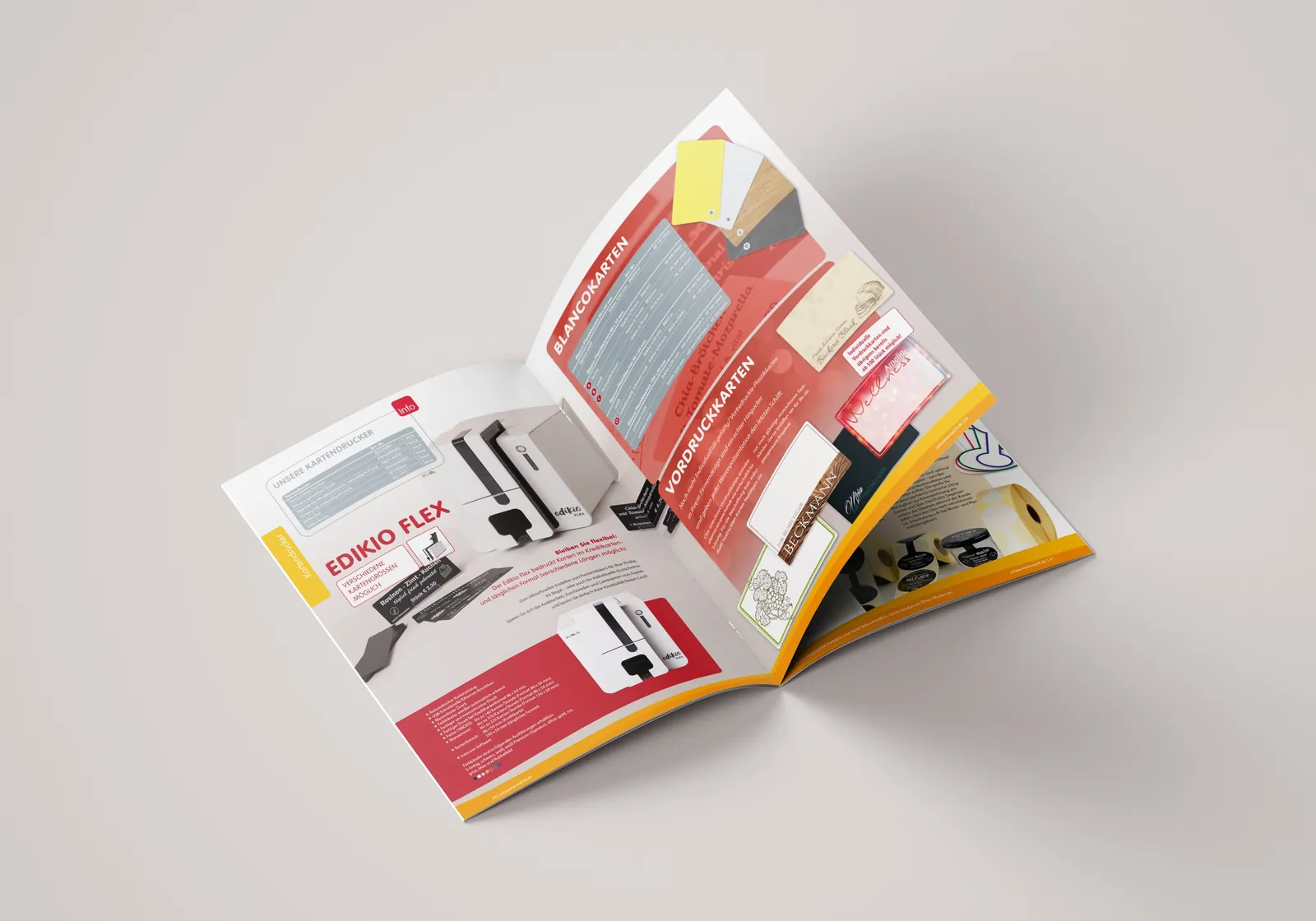 Aufgeschlagener Produktkatalog mit Kartendruckern und Etiketten