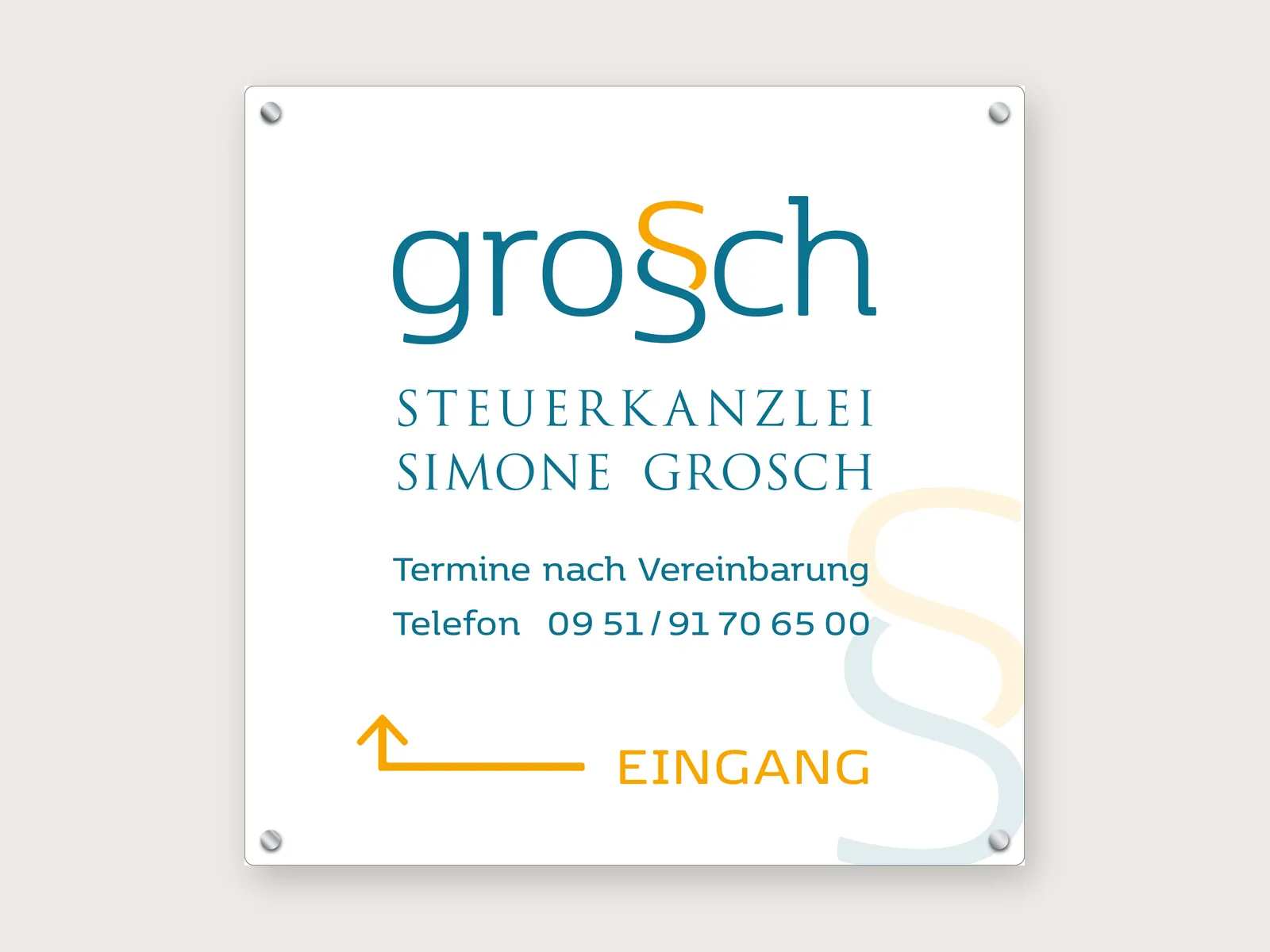 Schild der Steuerkanzlei mit Wegweiser