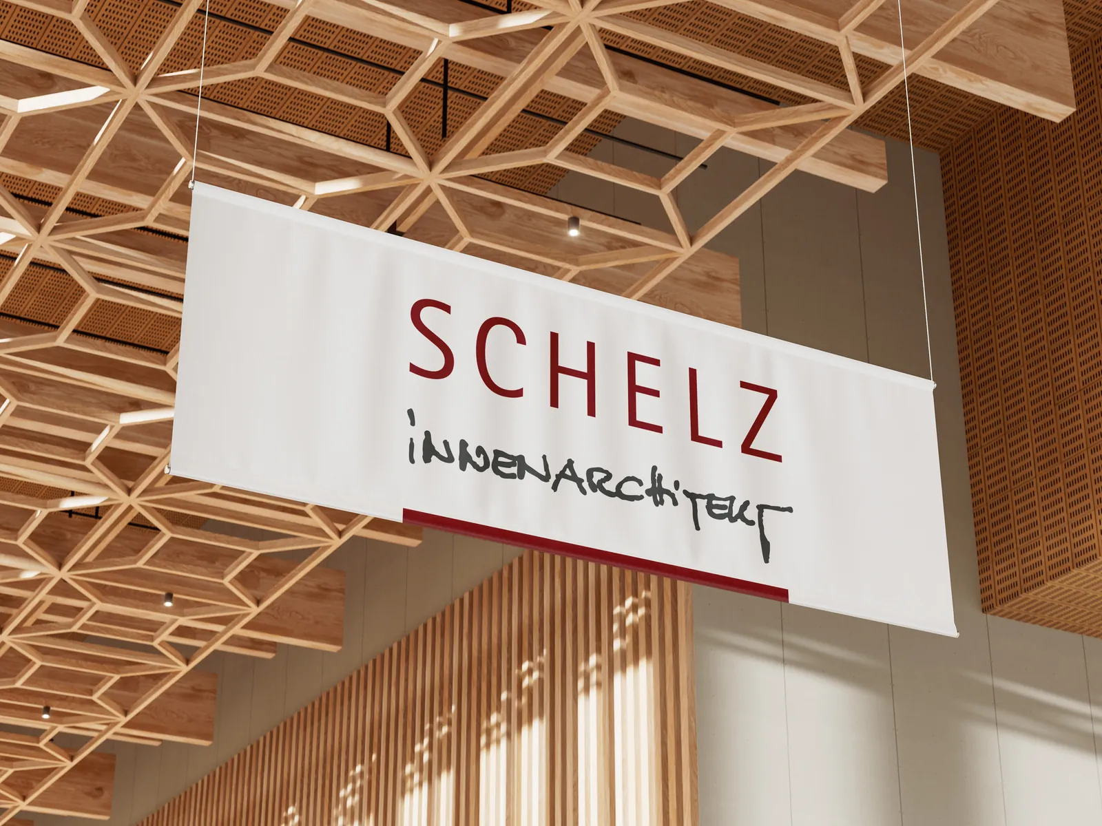 Deckenbanner mit dem Logo in einem Raum mit Holzdecke