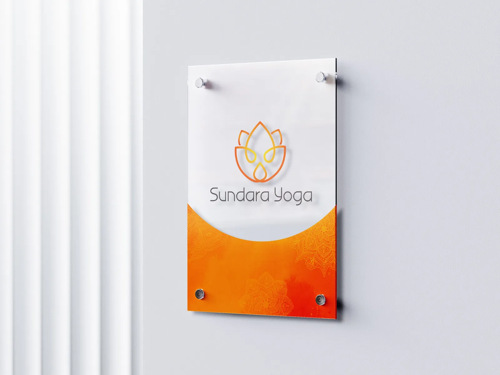 Glasschild mit dem Logo von Sundara Yoga