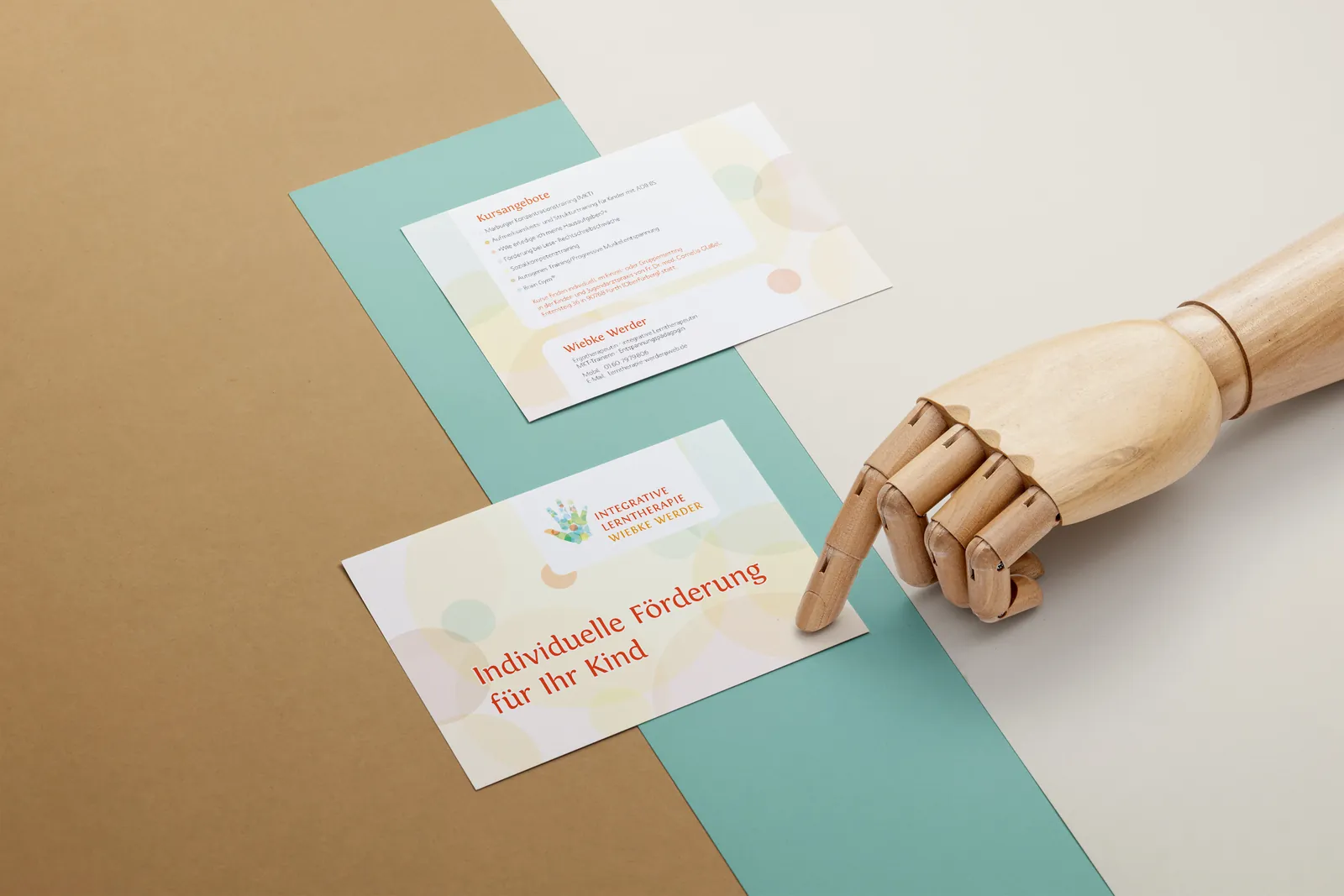 Flyer und Visitenkarte mit der bunten Hand